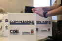 A Secretaria do Planejamento e Projetos Estruturantes do Paraná iniciou mais uma etapa da implementação do Programa de Integridade e Compliance, coordenado pela Controladoria-Geral do Estado. Depois da fase de entrevistas com servidores, a secretaria é a primeira a receber o Plano de Integridade, que reúne sugestões para reduzir riscos de desvios de conduta ou de possibilidades de corrupção. Foto: Divulgação/CGE