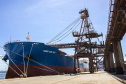 O Porto de Paranaguá faz nesta semana a segunda maior operação de granéis de sua história em um único navio. Serão 89 mil toneladas de farelo de soja, carregadas no Kang Xin Hai, que tem 254 metros de comprimento e segue para o porto de Amsterdã, na Holanda. A operação movimenta o equivalente a 3 mil caminhões de produto e o embarque durará sete dias.