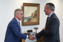 O Governo do Paraná estabeleceu os primeiros contatos para uma futura parceria com a República Dominicana. Inicialmente, o acordo de cooperação prevê ações nas áreas comercial e cultural, com reflexo também no turismo. Na foto, o  secretário de Estado da Comunicação Social e Cultura, Hudson José e o Embaixador Extraordinário da República Dominicana no Brasil, Alejandro Zarzuela. Foto: José Fernando Ogura/AEN