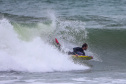 BODYBOARDING - Esporte praticado no mar em que o praticante apoia o peito em uma prancha e desliza pelas ondas praticando manobras. Uma prancha padrão de bodyboarding consiste numa peça curta e retangular de material sintético hidrodinâmico.-  Foto: Geraldo Bubniak/AEN