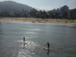 STAND UP PADDLE - Nessa modalidade o praticante fica em pé numa prancha e utiliza um remo para se deslocar pela água. Apesar de ter sua origem na década de 1960, foi em meados dos anos 2000 que alguns dos principais surfistas o popularizaram como forma de alternar os treinos de surf. Foto: José Fernando Ogura/AEM