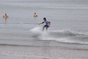 WAKEBOARD – É um esporte aquático cujo praticante desliza sobre a água em uma prancha modelo snowboard. Ele é puxado segurando um cabo preso a uma lancha e executa manobras.Foto: José Fernando Ogura/AEN