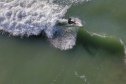SURFE - Esporte praticado no mar em que o praticante fica em pé sobre uma prancha e desliza pelas ondas praticando manobras. As pranchas são classificadas atendendo ao seu desenho, forma, tamanho e material.Foto: José Fernando Ogura/AEN