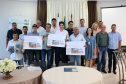 Mais de 120 lideranças de 28 municípios da região do Vale do Ivaí participaram do Fórum Regional de Secretários Municipais do Planejamento, realizado no município de Faxinal, quinta-feira (21).
 O secretário de Estado do Planejamento e Projetos Estruturantes, Valdemar Bernardo Jorge, entregou aos prefeitos do Vale do Ivaí o projeto de sinalização da Rota Cicloturística Vale da Aventura. Foto: Divulgação/SEPL
