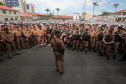 Curitiba recebe nesta sexta-feira (22) mais uma edição da Operação 100, de prevenção e combate à criminalidade. Participam 500 policiais militares, 200 viaturas e 40 equipes hipomóveis do 1º Comando Regional da PM (1º CRPM). Eles promovem abordagens, blitz de trânsito, batidas policiais e operações em locais específicos para combater crimes e localizar drogas, armas e pessoas foragidas da Justiça. Foto: Ari Dias/AEN