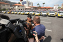 Curitiba recebe nesta sexta-feira (22) mais uma edição da Operação 100, de prevenção e combate à criminalidade. Participam 500 policiais militares, 200 viaturas e 40 equipes hipomóveis do 1º Comando Regional da PM (1º CRPM). Eles promovem abordagens, blitz de trânsito, batidas policiais e operações em locais específicos para combater crimes e localizar drogas, armas e pessoas foragidas da Justiça. Foto: Ari Dias/AEN
