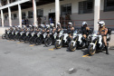 Curitiba recebe nesta sexta-feira (22) mais uma edição da Operação 100, de prevenção e combate à criminalidade. Participam 500 policiais militares, 200 viaturas e 40 equipes hipomóveis do 1º Comando Regional da PM (1º CRPM). Eles promovem abordagens, blitz de trânsito, batidas policiais e operações em locais específicos para combater crimes e localizar drogas, armas e pessoas foragidas da Justiça. Foto: Ari Dias/AEN