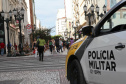 Curitiba recebe nesta sexta-feira (22) mais uma edição da Operação 100, de prevenção e combate à criminalidade. Participam 500 policiais militares, 200 viaturas e 40 equipes hipomóveis do 1º Comando Regional da PM (1º CRPM). Eles promovem abordagens, blitz de trânsito, batidas policiais e operações em locais específicos para combater crimes e localizar drogas, armas e pessoas foragidas da Justiça. Foto: Ari Dias/AEN