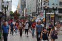 Curitiba recebe nesta sexta-feira (22) mais uma edição da Operação 100, de prevenção e combate à criminalidade. Participam 500 policiais militares, 200 viaturas e 40 equipes hipomóveis do 1º Comando Regional da PM (1º CRPM). Eles promovem abordagens, blitz de trânsito, batidas policiais e operações em locais específicos para combater crimes e localizar drogas, armas e pessoas foragidas da Justiça. Foto: Ari Dias/AEN