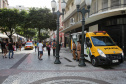 Curitiba recebe nesta sexta-feira (22) mais uma edição da Operação 100, de prevenção e combate à criminalidade. Participam 500 policiais militares, 200 viaturas e 40 equipes hipomóveis do 1º Comando Regional da PM (1º CRPM). Eles promovem abordagens, blitz de trânsito, batidas policiais e operações em locais específicos para combater crimes e localizar drogas, armas e pessoas foragidas da Justiça. Foto: Ari Dias/AEN