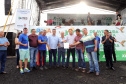 Pequenos produtores das localidades de Água da Mula, Ruvina, Três Corações e Ribeirão do Meio, no município de Ribeirão Claro, no Norte Pioneiro, receberam neste sábado (23) documentos para regularizar suas propriedades.

Eles fazem parte do processo de regularização feito pelo Instituto de Terras, Cartografia e Geologia do Paraná (ITCG). A entrega aconteceu durante a cerimônia de lançamento da etapa Angra Doce dos Jogos de Aventura e Natureza.Foto: Arnaldo Alves / AEN.