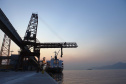 As operações nos Portos do Paraná ficarão ainda mais ágeis. A partir de agora, os navios não terão restrição para as operações e navegação noturnas. Com o esforço conjunto das autoridades Portuária e Marítima, Praticagem e Operadores, a norma de tráfego e permanência nos portos de Paranaguá e Antonina foi atualizada. As regras foram equalizadas para os dois períodos do dia.Foto: Arquivo- Portos do Paraná