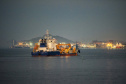 As operações nos Portos do Paraná ficarão ainda mais ágeis. A partir de agora, os navios não terão restrição para as operações e navegação noturnas. Com o esforço conjunto das autoridades Portuária e Marítima, Praticagem e Operadores, a norma de tráfego e permanência nos portos de Paranaguá e Antonina foi atualizada. As regras foram equalizadas para os dois períodos do dia.