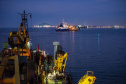 As operações nos Portos do Paraná ficarão ainda mais ágeis. A partir de agora, os navios não terão restrição para as operações e navegação noturnas. Com o esforço conjunto das autoridades Portuária e Marítima, Praticagem e Operadores, a norma de tráfego e permanência nos portos de Paranaguá e Antonina foi atualizada. As regras foram equalizadas para os dois períodos do dia.