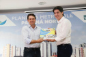 O Governo do Paraná, por meio da Secretaria do Planejamento e Projetos Estruturantes, entregou o Plano de Desenvolvimento Regional Sustentável da Metrópole Paraná Norte. A solenidade aconteceu no auditório do Senac, em Apucarana, sexta-feira (22). O documento foi entregue pelo secretário do Planejamento, Valdemar Bernardo Jorge, a prefeitos que fazem parte da Metrópole Paraná Norte e teve a participação do secretário da Saúde, Beto Preto. Foto? Divulgação/SEPL