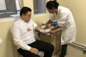 Servidores da Controladoria-Geral do Estado (CGE) se mobilizaram desde o início do mês para o Dia Nacional do Doador de Sangue Voluntário, celebrado nesta segunda-feira (25). O maior grupo se reuniu na sexta-feira (22) com apoio da Superintendência-Geral de Ação Solidária, vinculada à Secretaria da Justiça, Família e Trabalho, para doar sangue. Foto: Divulgação/CGE