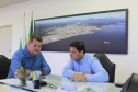 O prefeito de Paranaguá, Marcelo Roque, entregou nesta segunda-feira (25) ao secretário de Infraestrutura e Logística do Paraná, Sandro Alex, a certidão negativa de débitos municipais do Porto de Paranaguá. Foto: Divulgação/Portos do Paraná