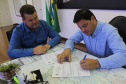O prefeito de Paranaguá, Marcelo Roque, entregou nesta segunda-feira (25) ao secretário de Infraestrutura e Logística do Paraná, Sandro Alex, a certidão negativa de débitos municipais do Porto de Paranaguá. Foto: Divulgação/Portos do Paraná