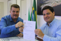 O prefeito de Paranaguá, Marcelo Roque, entregou nesta segunda-feira (25) ao secretário de Infraestrutura e Logística do Paraná, Sandro Alex, a certidão negativa de débitos municipais do Porto de Paranaguá. Foto: Divulgação/Portos do Paraná