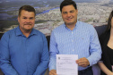 O prefeito de Paranaguá, Marcelo Roque, entregou nesta segunda-feira (25) ao secretário de Infraestrutura e Logística do Paraná, Sandro Alex, a certidão negativa de débitos municipais do Porto de Paranaguá. Foto: Divulgação/Portos do Paraná