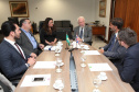 Paraná e Reino Unido têm interesse em fortalecer o intercâmbio econômico e as relações comerciais. Possíveis parcerias nas áreas de infraestrutura, agricultura, biocombustíveis, saúde e educação foram discutidas nesta terça-feira (26) pelo vice-governador Darci Piana e o embaixador britânico no Brasil, Vijay Rangarajan, em reunião no Palácio Iguaçu. Foto: Ari Dias/AEN