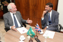 Paraná e Reino Unido têm interesse em fortalecer o intercâmbio econômico e as relações comerciais. Possíveis parcerias nas áreas de infraestrutura, agricultura, biocombustíveis, saúde e educação foram discutidas nesta terça-feira (26) pelo vice-governador Darci Piana e o embaixador britânico no Brasil, Vijay Rangarajan, em reunião no Palácio Iguaçu. Foto: Ari Dias/AEN