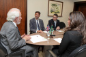 Paraná e Reino Unido têm interesse em fortalecer o intercâmbio econômico e as relações comerciais. Possíveis parcerias nas áreas de infraestrutura, agricultura, biocombustíveis, saúde e educação foram discutidas nesta terça-feira (26) pelo vice-governador Darci Piana e o embaixador britânico no Brasil, Vijay Rangarajan, em reunião no Palácio Iguaçu. Foto: Ari Dias/AEN