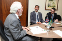 Paraná e Reino Unido têm interesse em fortalecer o intercâmbio econômico e as relações comerciais. Possíveis parcerias nas áreas de infraestrutura, agricultura, biocombustíveis, saúde e educação foram discutidas nesta terça-feira (26) pelo vice-governador Darci Piana e o embaixador britânico no Brasil, Vijay Rangarajan, em reunião no Palácio Iguaçu. Foto: Ari Dias/AEN