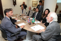 Paraná e Reino Unido têm interesse em fortalecer o intercâmbio econômico e as relações comerciais. Possíveis parcerias nas áreas de infraestrutura, agricultura, biocombustíveis, saúde e educação foram discutidas nesta terça-feira (26) pelo vice-governador Darci Piana e o embaixador britânico no Brasil, Vijay Rangarajan, em reunião no Palácio Iguaçu. Foto: Ari Dias/AEN