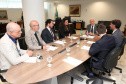 Paraná e Reino Unido têm interesse em fortalecer o intercâmbio econômico e as relações comerciais. Possíveis parcerias nas áreas de infraestrutura, agricultura, biocombustíveis, saúde e educação foram discutidas nesta terça-feira (26) pelo vice-governador Darci Piana e o embaixador britânico no Brasil, Vijay Rangarajan, em reunião no Palácio Iguaçu. Foto: Ari Dias/AEN