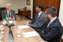 Paraná e Reino Unido têm interesse em fortalecer o intercâmbio econômico e as relações comerciais. Possíveis parcerias nas áreas de infraestrutura, agricultura, biocombustíveis, saúde e educação foram discutidas nesta terça-feira (26) pelo vice-governador Darci Piana e o embaixador britânico no Brasil, Vijay Rangarajan, em reunião no Palácio Iguaçu. Foto: Ari Dias/AEN