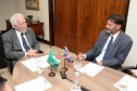 Paraná e Reino Unido têm interesse em fortalecer o intercâmbio econômico e as relações comerciais. Possíveis parcerias nas áreas de infraestrutura, agricultura, biocombustíveis, saúde e educação foram discutidas nesta terça-feira (26) pelo vice-governador Darci Piana e o embaixador britânico no Brasil, Vijay Rangarajan, em reunião no Palácio Iguaçu. Foto: Ari Dias/AEN