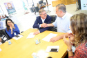 Onze municípios do Paraná vão receber 303 casas destinadas a famílias em situação de extrema pobreza. As moradias fazem parte do programa Nossa Gente, do Governo do Estado, com recursos do Banco Interamericano de Desenvolvimento (BID). O plano de trabalho para a construção dos imóveis foi assinado nesta terça-feira (26) pelo secretário da Justiça, Família e Trabalho, Ney Leprevost, e o presidente da Cohapar, Jorge Lange. Foto: Divulgação/SEJUF