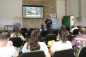TURISMO E EDUCAÇÃO AMBIENTAL - André Poletti, assistente técnico da Paraná Turismo, faz palestra em Paranaguá,  sobre Hospitalidade e Operação Verão, para vendedores, alunos de Turismo da UFPR, proprietários de hotéis e pousadas, etc.Paranaguá, 26-11-!9.Foto: Arnaldo Alves / AEN.