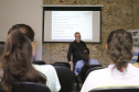 TURISMO E EDUCAÇÃO AMBIENTAL - André Poletti, assistente técnico da Paraná Turismo, faz palestra em Paranaguá,  sobre Hospitalidade e Operação Verão, para vendedores, alunos de Turismo da UFPR, proprietários de hotéis e pousadas, etc.Paranaguá, 26-11-!9.Foto: Arnaldo Alves / AEN.