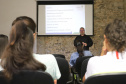 TURISMO E EDUCAÇÃO AMBIENTAL - André Poletti, assistente técnico da Paraná Turismo, faz palestra em Paranaguá,  sobre Hospitalidade e Operação Verão, para vendedores, alunos de Turismo da UFPR, proprietários de hotéis e pousadas, etc.Paranaguá, 26-11-!9.Foto: Arnaldo Alves / AEN.