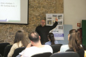 TURISMO E EDUCAÇÃO AMBIENTAL - André Poletti, assistente técnico da Paraná Turismo, faz palestra em Paranaguá,  sobre Hospitalidade e Operação Verão, para vendedores, alunos de Turismo da UFPR, proprietários de hotéis e pousadas, etc.Paranaguá, 26-11-!9.Foto: Arnaldo Alves / AEN.