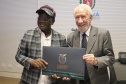 O vice-governador Darci Piana recebe o governador de Benue,  Ortom Samuel Ioraer. Presentes: Orbunde Terwase cefe da Casa Civi; Ijir Timothy Aondona secretário de Agricultura e Recursos Naturais; Oyiwona Godwin Emmanuel Secretário de Ciência, Tecnologia e Energia; Akase Terver, Secretário Chefe de Imprensa; Kwaghngu Abrahams, Assessor Especial de  Tarefas; Ubwa Paul Oorkuma, presidente da Câmara do Comércio do Estado de Benue.Curitiba, 27-11-19.Foto: Arnaldo Alves / AEN.