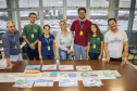 A criatividade de 486 crianças da 5o série de 20 escolas municipais de Paranaguá foram colocadas à prova e os 13 melhores desenhos e frases do concurso Porto Escola já estão definidos. A escolha foi realizada nesta terça-feira (26), mas as obras selecionadas serão reveladas somente no dia 2 de dezembro, no site da Portos do Paraná www.portosdoparana.pr.gov.br