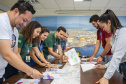 A criatividade de 486 crianças da 5o série de 20 escolas municipais de Paranaguá foram colocadas à prova e os 13 melhores desenhos e frases do concurso Porto Escola já estão definidos. A escolha foi realizada nesta terça-feira (26), mas as obras selecionadas serão reveladas somente no dia 2 de dezembro, no site da Portos do Paraná www.portosdoparana.pr.gov.br