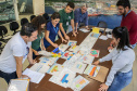 A criatividade de 486 crianças da 5o série de 20 escolas municipais de Paranaguá foram colocadas à prova e os 13 melhores desenhos e frases do concurso Porto Escola já estão definidos. A escolha foi realizada nesta terça-feira (26), mas as obras selecionadas serão reveladas somente no dia 2 de dezembro, no site da Portos do Paraná www.portosdoparana.pr.gov.br