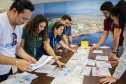 A criatividade de 486 crianças da 5o série de 20 escolas municipais de Paranaguá foram colocadas à prova e os 13 melhores desenhos e frases do concurso Porto Escola já estão definidos. A escolha foi realizada nesta terça-feira (26), mas as obras selecionadas serão reveladas somente no dia 2 de dezembro, no site da Portos do Paraná www.portosdoparana.pr.gov.br