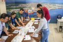A criatividade de 486 crianças da 5o série de 20 escolas municipais de Paranaguá foram colocadas à prova e os 13 melhores desenhos e frases do concurso Porto Escola já estão definidos. A escolha foi realizada nesta terça-feira (26), mas as obras selecionadas serão reveladas somente no dia 2 de dezembro, no site da Portos do Paraná www.portosdoparana.pr.gov.br