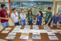 A criatividade de 486 crianças da 5o série de 20 escolas municipais de Paranaguá foram colocadas à prova e os 13 melhores desenhos e frases do concurso Porto Escola já estão definidos. A escolha foi realizada nesta terça-feira (26), mas as obras selecionadas serão reveladas somente no dia 2 de dezembro, no site da Portos do Paraná www.portosdoparana.pr.gov.br