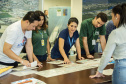 A criatividade de 486 crianças da 5o série de 20 escolas municipais de Paranaguá foram colocadas à prova e os 13 melhores desenhos e frases do concurso Porto Escola já estão definidos. A escolha foi realizada nesta terça-feira (26), mas as obras selecionadas serão reveladas somente no dia 2 de dezembro, no site da Portos do Paraná www.portosdoparana.pr.gov.br