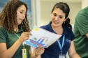A criatividade de 486 crianças da 5o série de 20 escolas municipais de Paranaguá foram colocadas à prova e os 13 melhores desenhos e frases do concurso Porto Escola já estão definidos. A escolha foi realizada nesta terça-feira (26), mas as obras selecionadas serão reveladas somente no dia 2 de dezembro, no site da Portos do Paraná www.portosdoparana.pr.gov.br