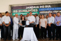 O município de Jandaia do Sul, no Vale do Ivaí, receberá uma série de ações do Governo do Estado nas áreas da saúde, segurança, saneamento, esporte, desenvolvimento urbano e para a sinalização de trânsito. Os investimentos somam R$ 21 milhões e foram confirmados pelo governador Carlos Massa Ratinho Junior nesta quinta-feira (28), em evento no município.