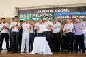 O município de Jandaia do Sul, no Vale do Ivaí, receberá uma série de ações do Governo do Estado nas áreas da saúde, segurança, saneamento, esporte, desenvolvimento urbano e para a sinalização de trânsito. Os investimentos somam R$ 21 milhões e foram confirmados pelo governador Carlos Massa Ratinho Junior nesta quinta-feira (28), em evento no município.