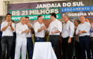 O município de Jandaia do Sul, no Vale do Ivaí, receberá uma série de ações do Governo do Estado nas áreas da saúde, segurança, saneamento, esporte, desenvolvimento urbano e para a sinalização de trânsito. Os investimentos somam R$ 21 milhões e foram confirmados pelo governador Carlos Massa Ratinho Junior nesta quinta-feira (28), em evento no município.