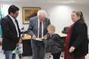 O vice-governador Darci Piana recebeu Eduardo Kuzeratzki, 7 anos, aluno do 1o ano da Escola Municipal Padre Antonio de Quitandinha, ganhou o 6o Concurso Cartão de Natal, na categoria Educação Infantil. Acompanharam: Sua mãe Daiana Suelen Kuzeratzki; o diretor da Escola do Detran/Pr, Mário Marques Guimarães Neto e a prefeita de Quitandinha, Maria Julia Wojcik.Curitiba, 28-11-19.Foto: Arnaldo Alves / AEN. 